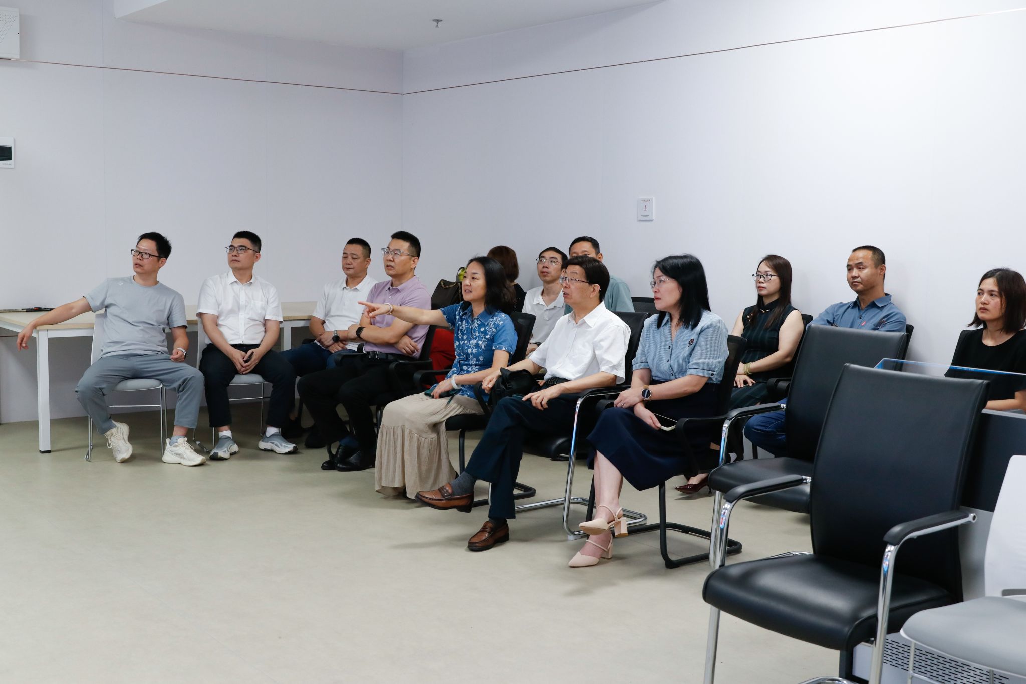 开学第一天 校领导深入课堂巡查学期初教学秩序